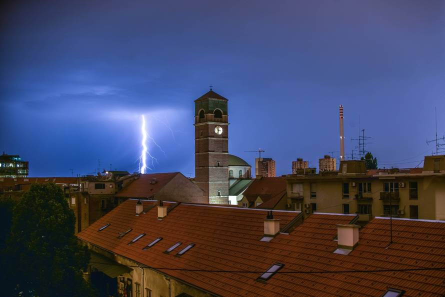 VIDEO Munje noćas  snimljene diljem Hrvatske: 'Užasno je puhalo. Blicalo je kao da je dan'