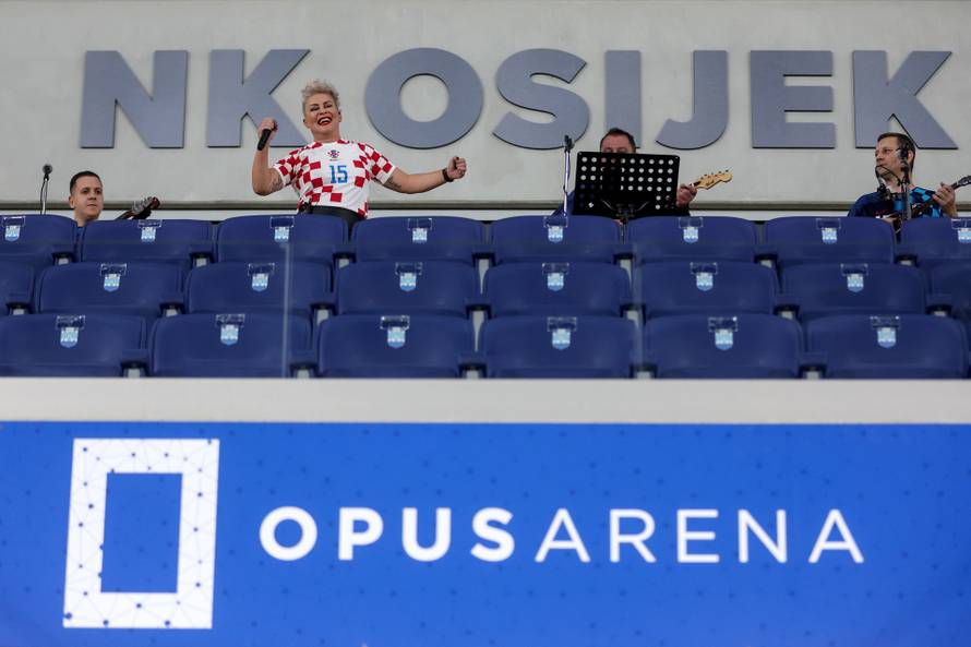 Osijek: Indira zabavljala publiku prije početka susreta Hrvatske i Turske