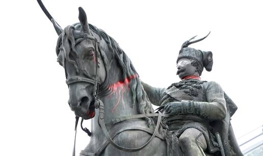 SKANDAL U ZAGREBU! Netko je išarao kip bana Josipa Jelačića: Ostavili su i poruku na njemu