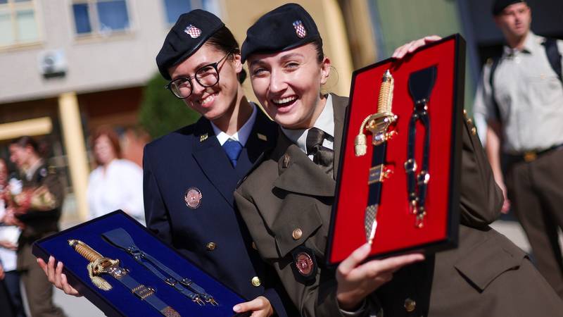 FOTO Pogledajte što su dobili novi časnici i časnice Hrvatske vojske nakon školovanja