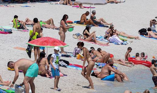 FOTO Splićani i turisti uživaju na novoj plaži Žnjan: 'Pomalo nas podsjeća na Mallorcu ili Maltu'