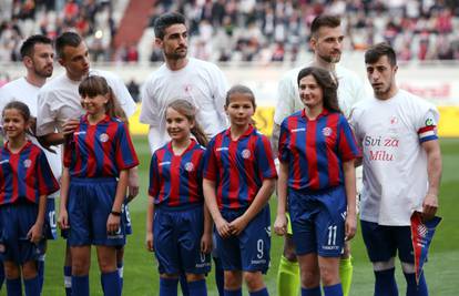 Hajdukovci i dinamovci izašli su u majicama: "Svi za Milu"
