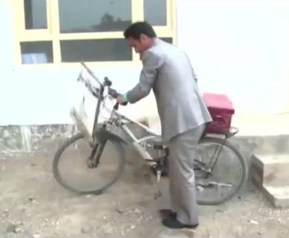 Biciklom razvozi knjige djeci u zabačenim selima Afganistana