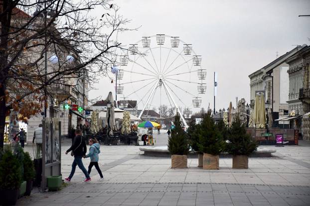 FOTO Slavonski Brod oblači svoje božićno ruho: Priprema grada za blagdansko ozračje