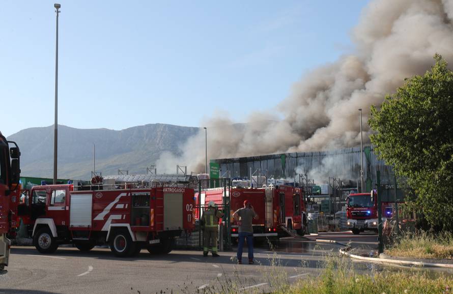 Crni dim nad Kaštelima: Buknuo veliki požar u skladištu Pevexa