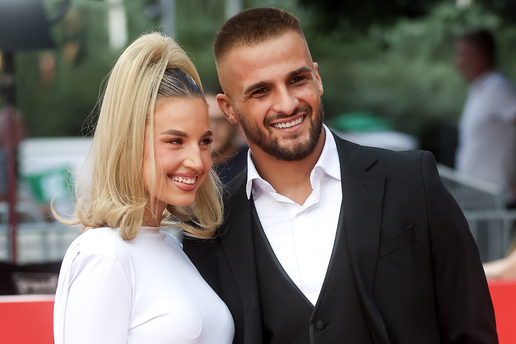 Atraktivni pjevač iz BiH pozirao sa svojom djevojkom na SFF-u: Nosi titulu najljepše Mostarke...