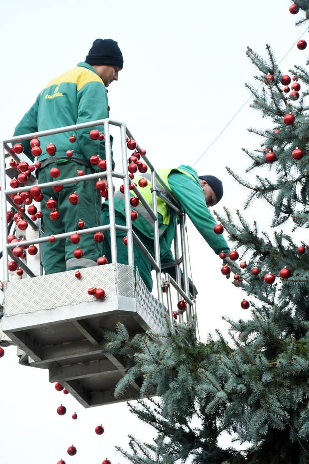 Sisak: Ukrašavanje božićnog drveta u središtu grada