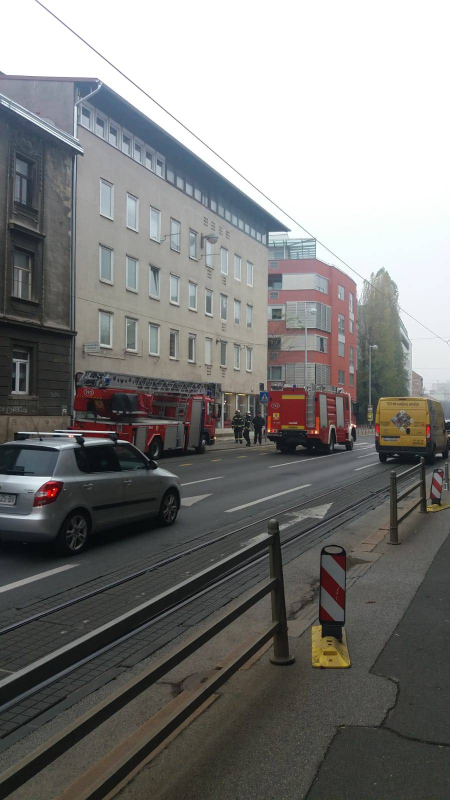 Sudarili se auto i tramvaj: 'Čuo se jači udarac pa lom stakla'