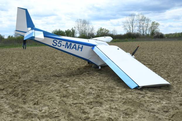 Srušio se mali avion kod Siska, pilot prošao bez ozljeda