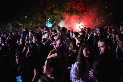 Bivši igrači Dinama i Hajduka pred tisućama navijača podigli trofej kupa. Pogledajte galeriju