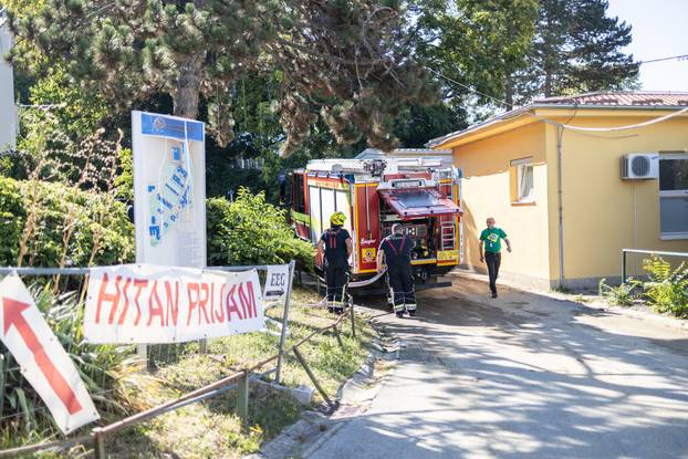 
Zagreb: Pukla cijev, voda prodrla u bolnički podrum u Rockefellerovoj