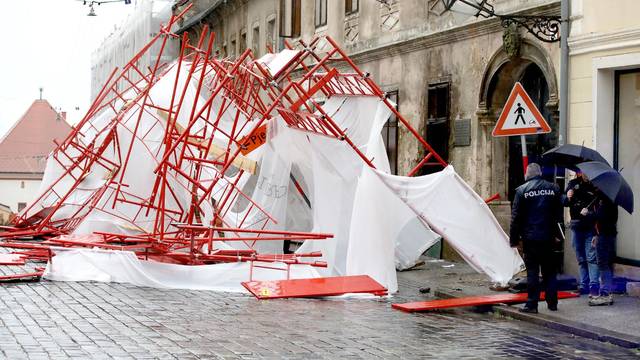 Zagreb: Vjetar skrusio skelu na Markovom trgu