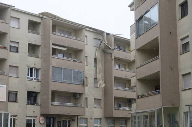Zagreb: Olujno nevrijeme oštetilo krov zgrade na Horvaćanskoj cesti na Vrbanima