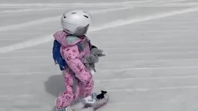 Trogodišnja Amerikanka Ellery prvo je naučila daskati na snijegu pa tek onda hodati