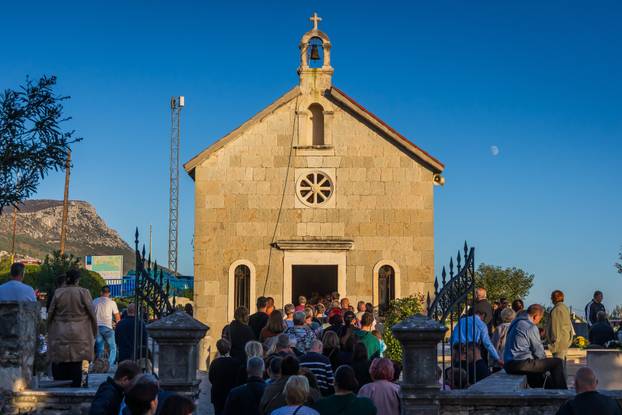 Kaštel Stari: Groblje Sv. Nikole i misa povodom blagdana Svih svetih