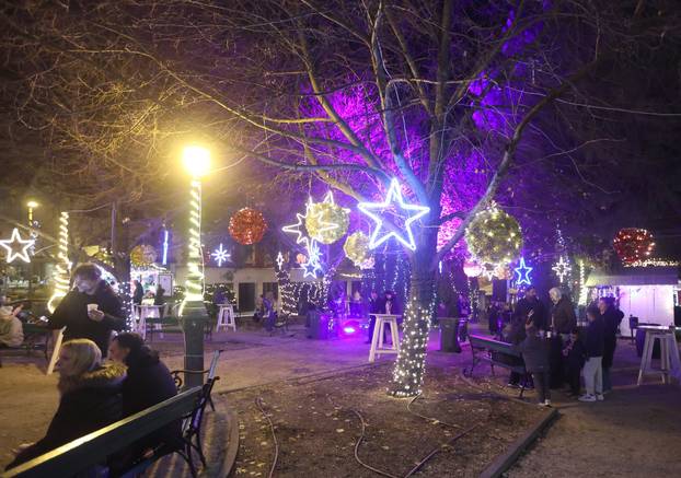 Šibenik: Šibenska Adventura zapo?ela koncertom Parnog valjka u perivoju Roberta Visianija