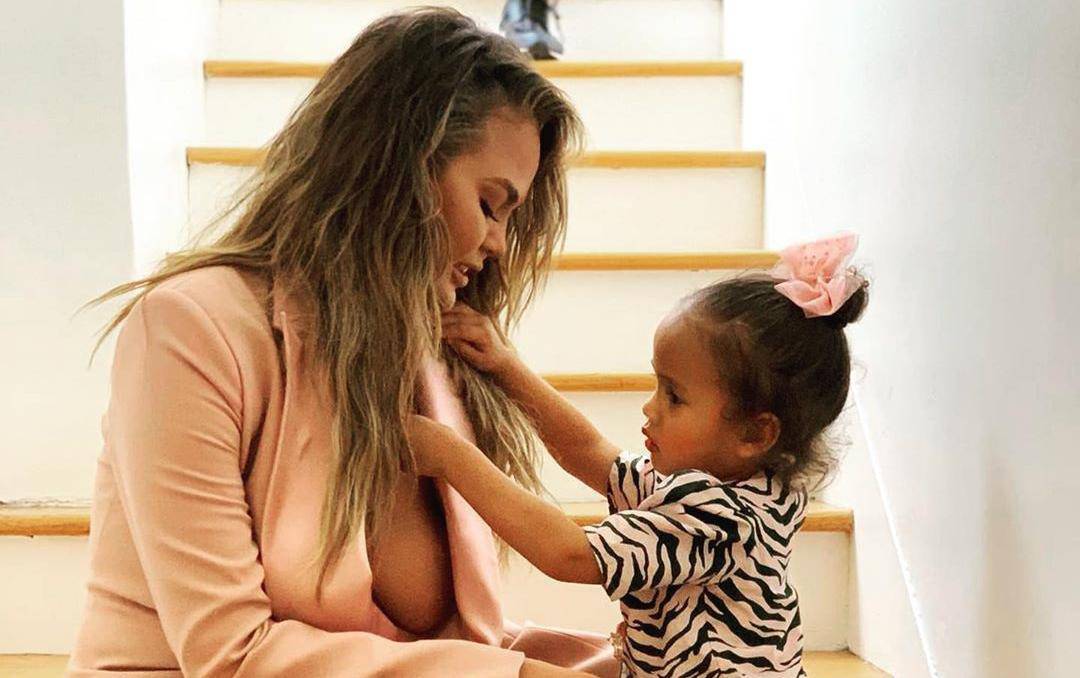 Chrissy Teigen izvrijeđali zbog dojke: Pokrij se, kći je kraj tebe