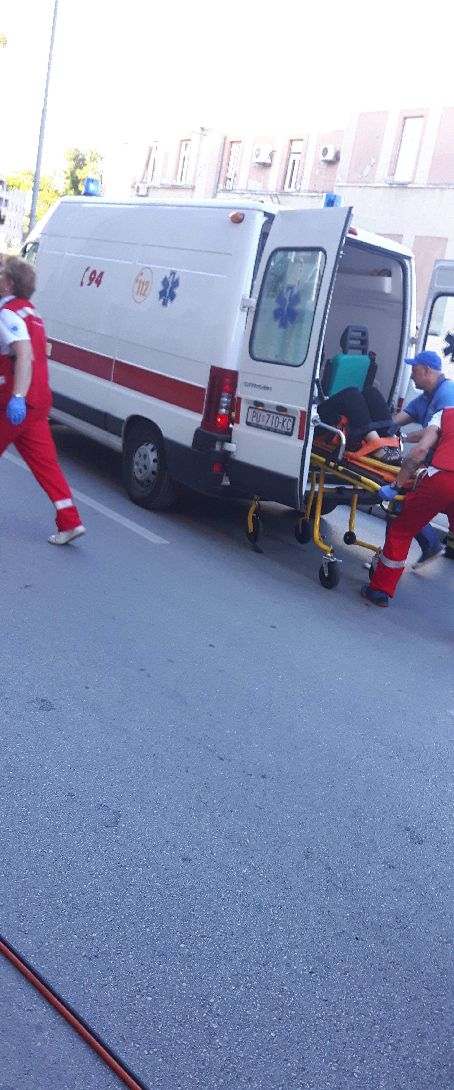 Čudom je živa: Punim gasom zabila se u ulaz zgrade u Puli