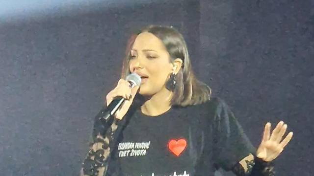 VIDEO Prija iznenadila publiku modnom kombinacijom: Nosila je majicu sa stihovima pjesme