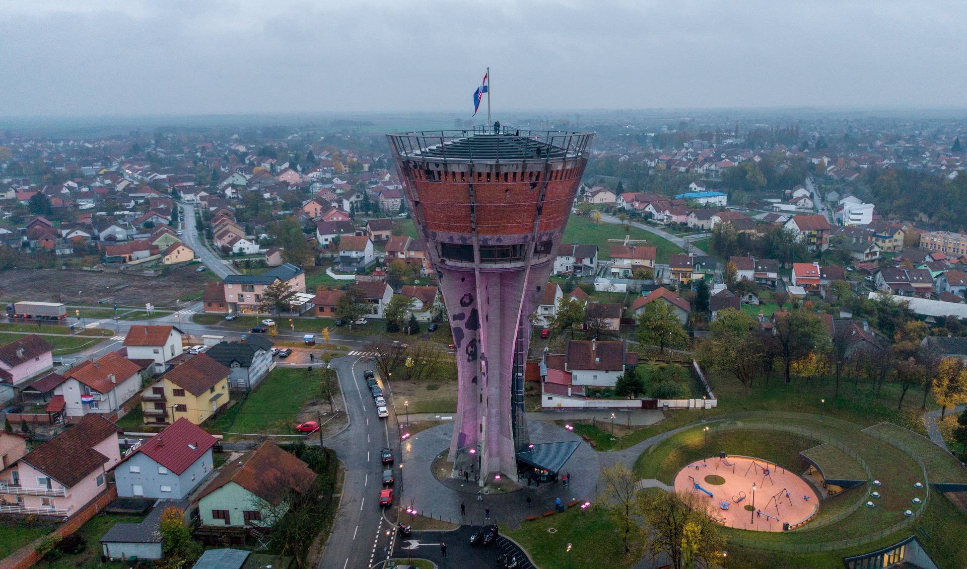 Fotografije iz zraka osvjetljenog vodotornja u Vukovaru