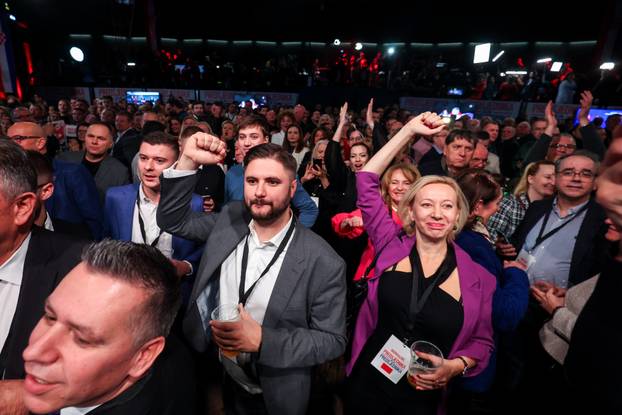 Zagreb: Slavlje u izbornom stožeru Zorana Milanovića nakon rezultata prvih izlaznih anketa