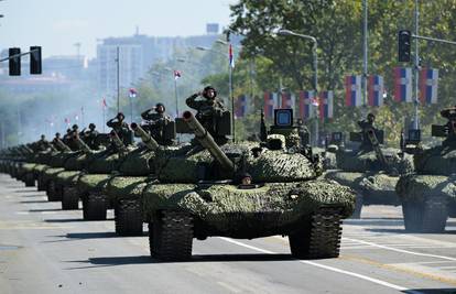 Vučićeva vojna parada: Policija ne dopušta prilaz studentima, u prvom redu sjedi Steven Seagal