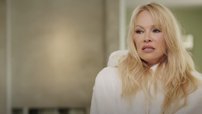 Pamela Anderson tvrdi da joj je Tim Allen pokazao penis tijekom snimanja: 'Imao je samo ogrtač'