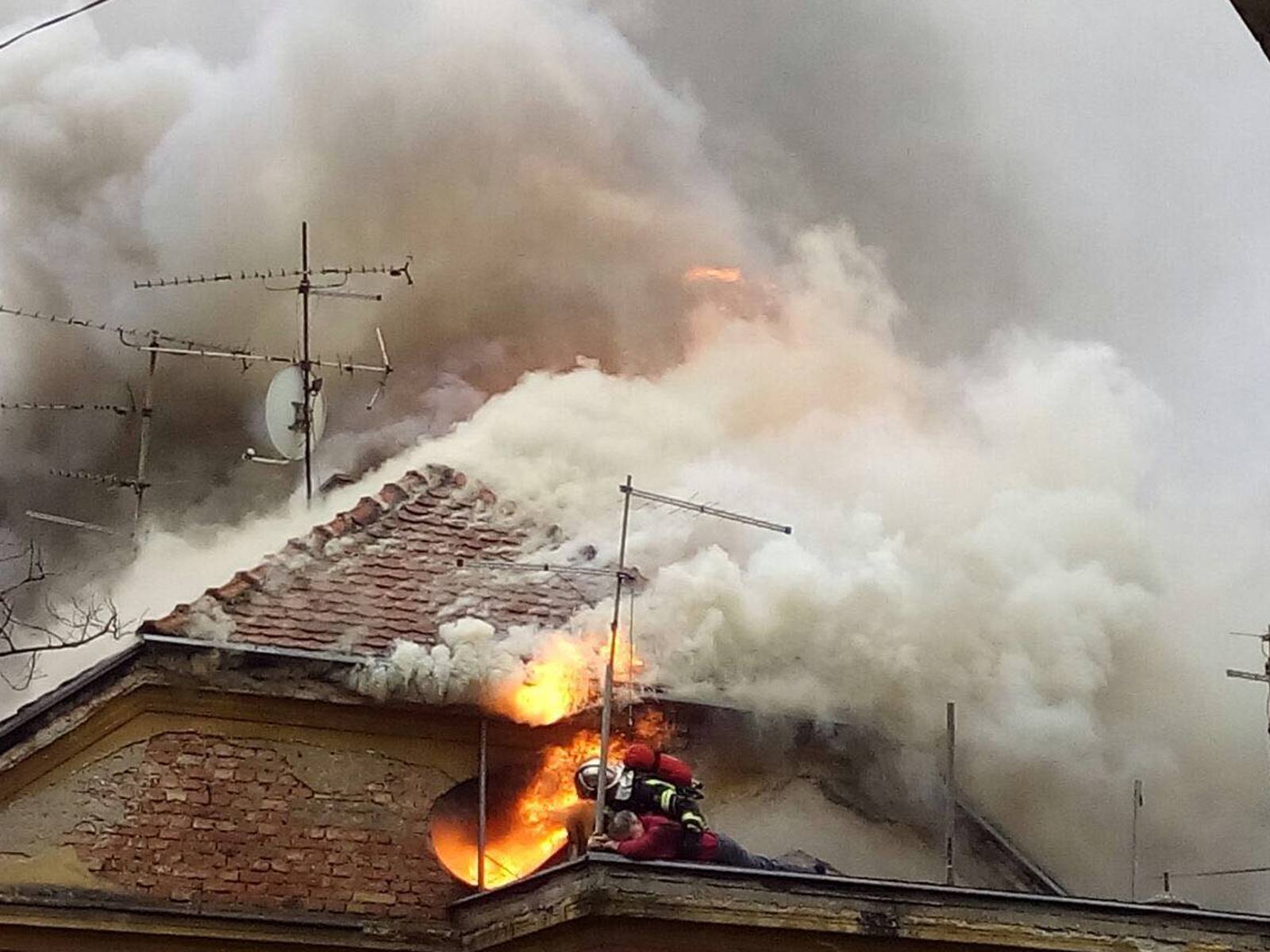 Zagreb: Gorio krov u Petrovoj ulici, gasitelji izvukli čovjeka