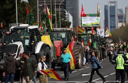 VIDEO Tisuće španjolskih poljoprivrednika prosvjeduju s traktorima u Madridu