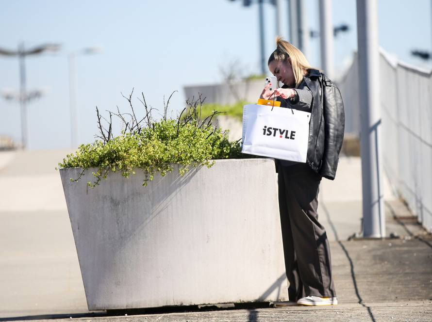 Brojni građani iskoristili lijepo vrijeme čekaujući u redu da posjete novootvorenu iStyle poslovnicu u Arena Centru 