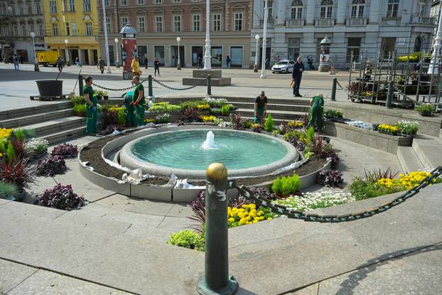 Zagreb: Radnici Zrinjevca započeli sa sađenjem cvijeća po zelenim površinama u centru grada