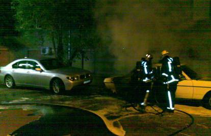 Dječaci zapalili Mercedes i snimali kako ga drugi gase