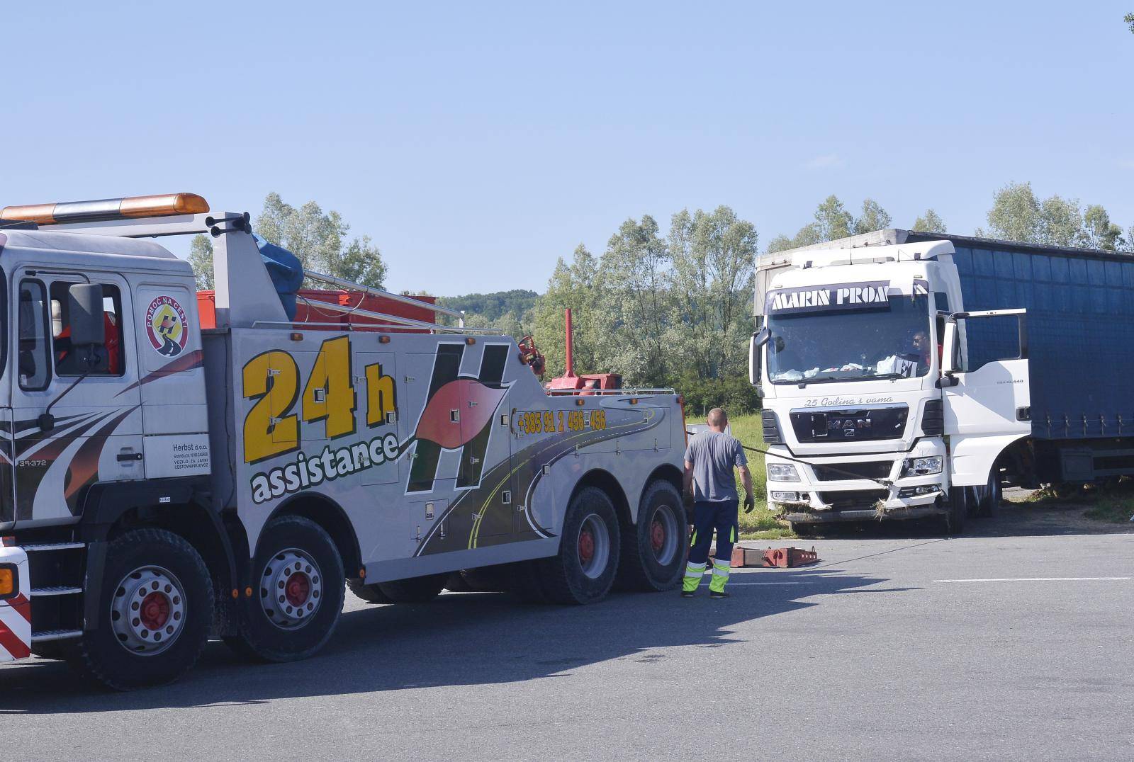 Novska: Kamion nakon oÄevida izvuÄen s livade na parkiraliÅ¡te odmoriÅ¡ta
