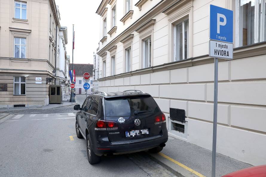 Dok ostali zastupnici plaćaju parking, Đakić parkira 'mukte'