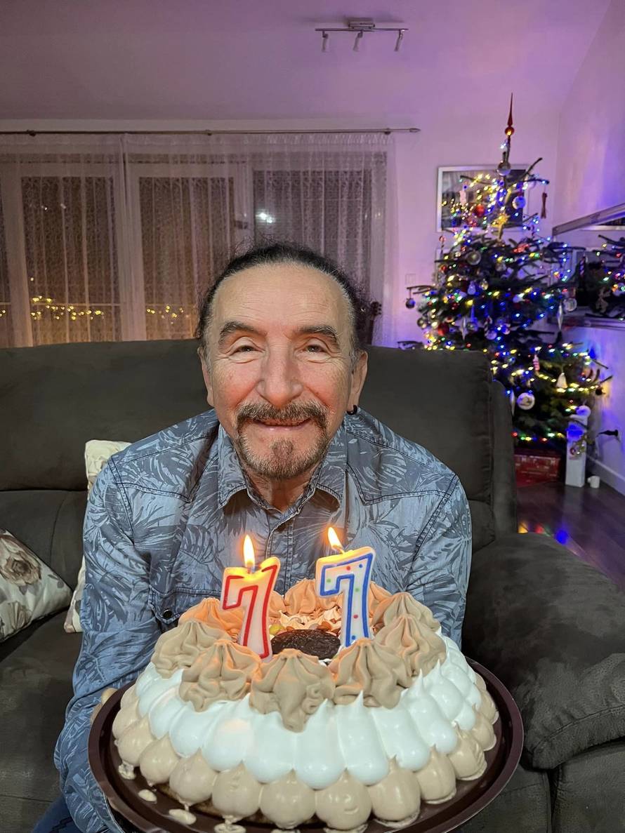 Željko Bebek slavi 77. rođendan, sa ženom i sinom puhao svjećice