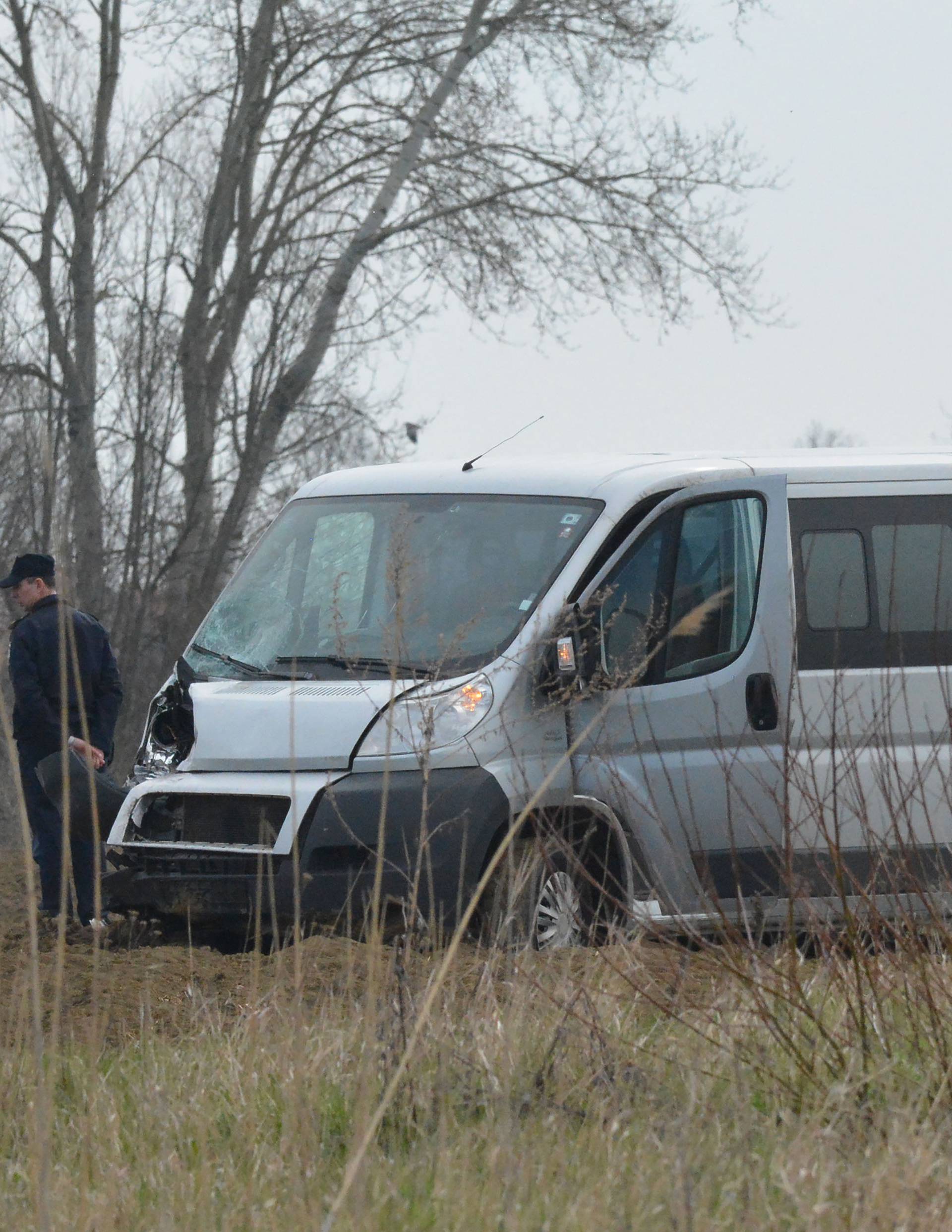 Vozač poginuo,  a Clio smrskan: Pijan kombijem naletio na auto