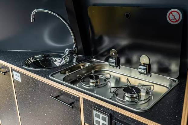 FOTO Ovo je prva plutajuća kućica za odmor na Grenlandu: Cijena noćenja će vas šokirati