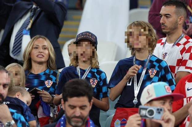 Plenković u društvu sina, naši ministri okruženi šeicima, stigle su i  obitelji Modrić i Kramarić...