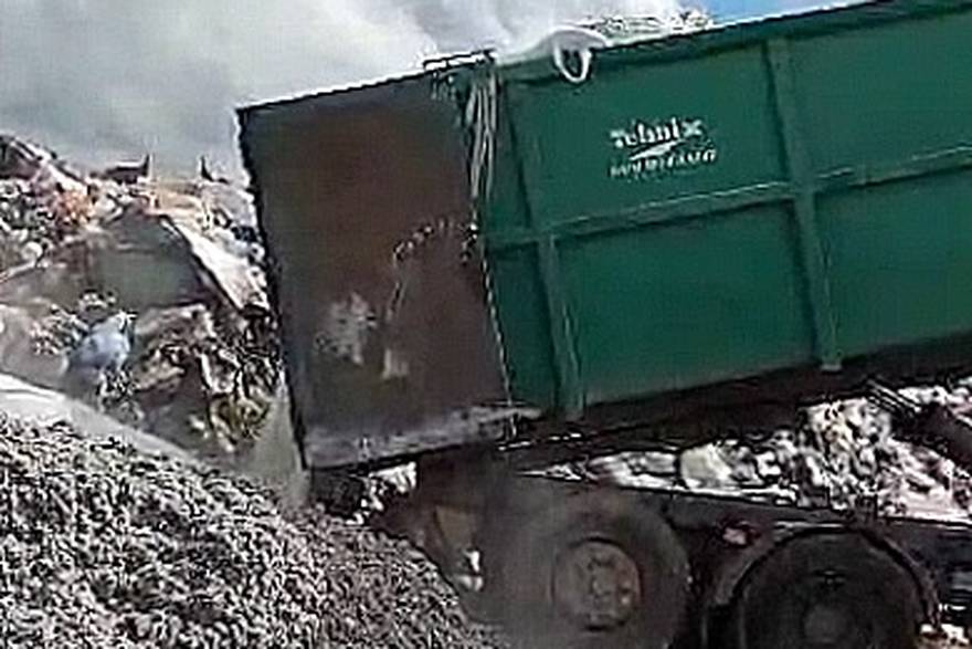 Istovar plastičnog i opasnog otpada na gradsko odlagalište u Gospiću