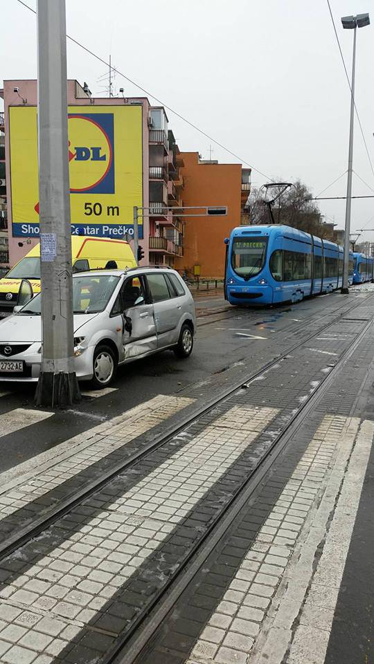 Sudar tramvaja i automobila: Jedna osoba završila u bolnici