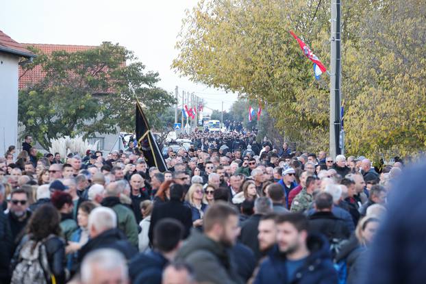 Škabrnja: Kolona sjećanja – Hodnja do Spomen obilježja masovne grobnice