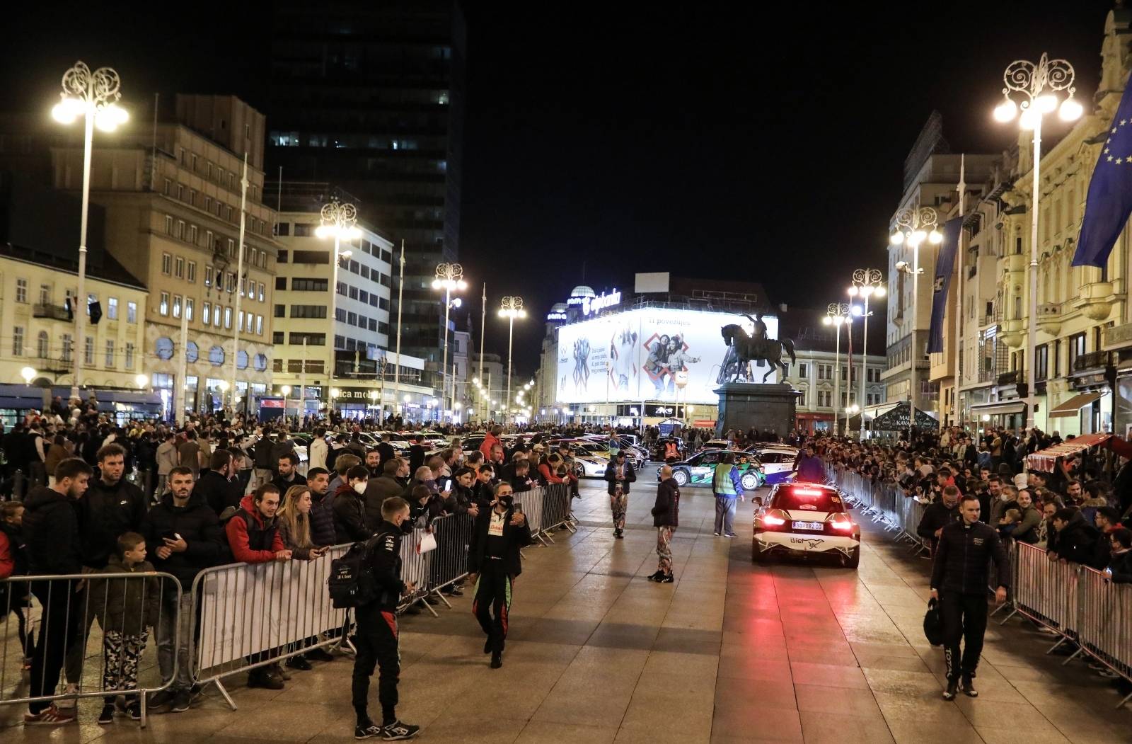 Zagreb: WRC automobili  na glavom gradskom trgu privukli veliku pažnju građana