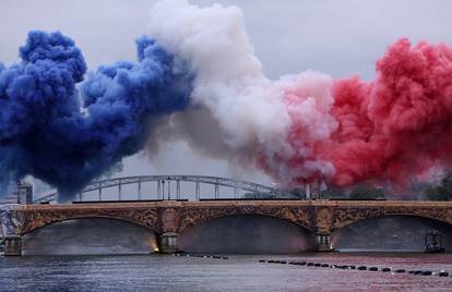 FOTO Hrvatima ni kiša u Parizu nije smetala. Zastavu okrenuli naopako, Serena umalo pala