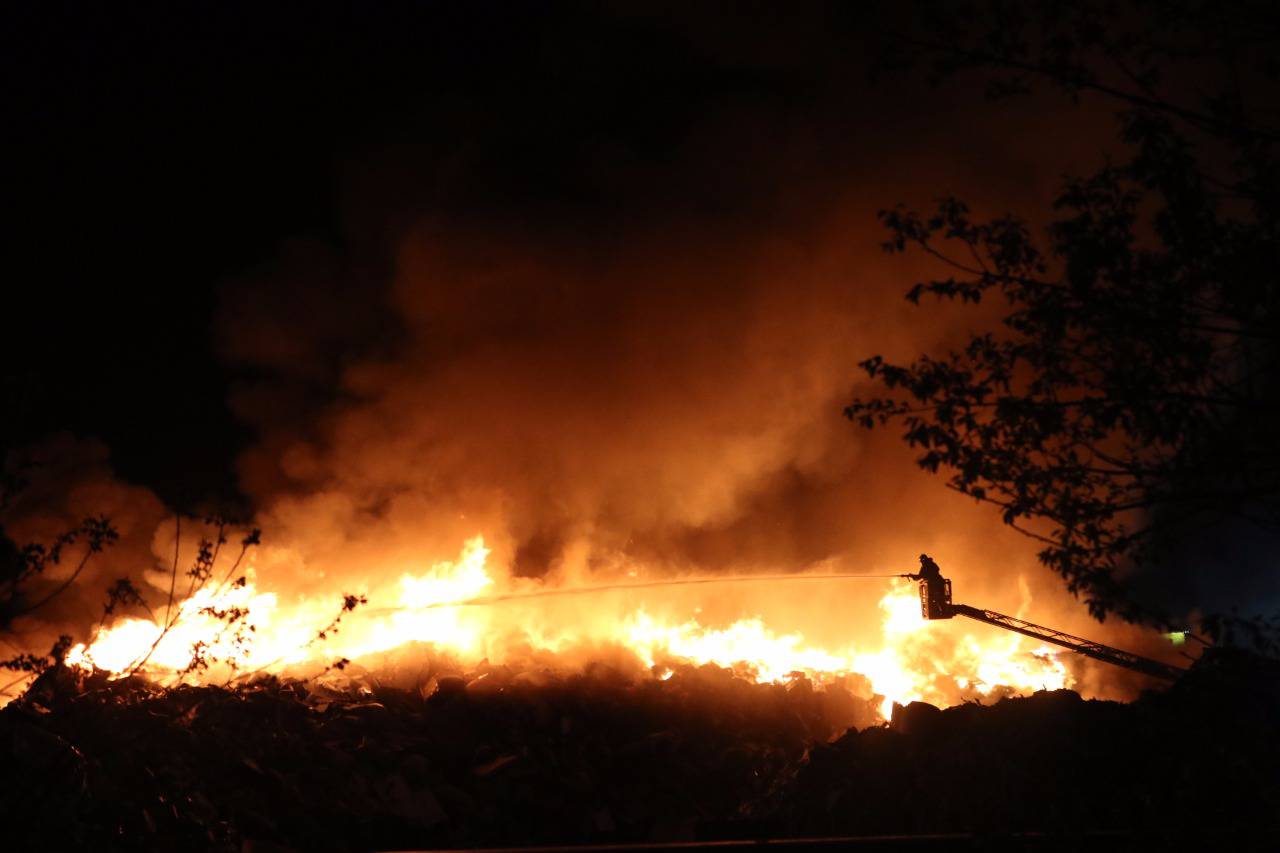 144 vatrogasca borilo se s požarom: 'Gori planina smeća'