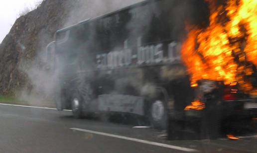 Na autocesti Zagreb-Rijeka zapalio se bus pun putnika