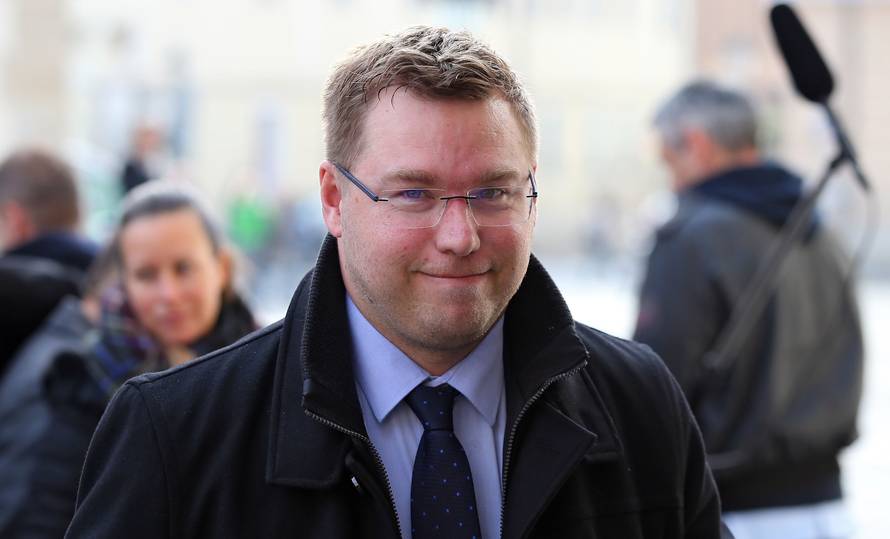 Javnim službenicima  rast će plaća, ali i naknada za prijevoz