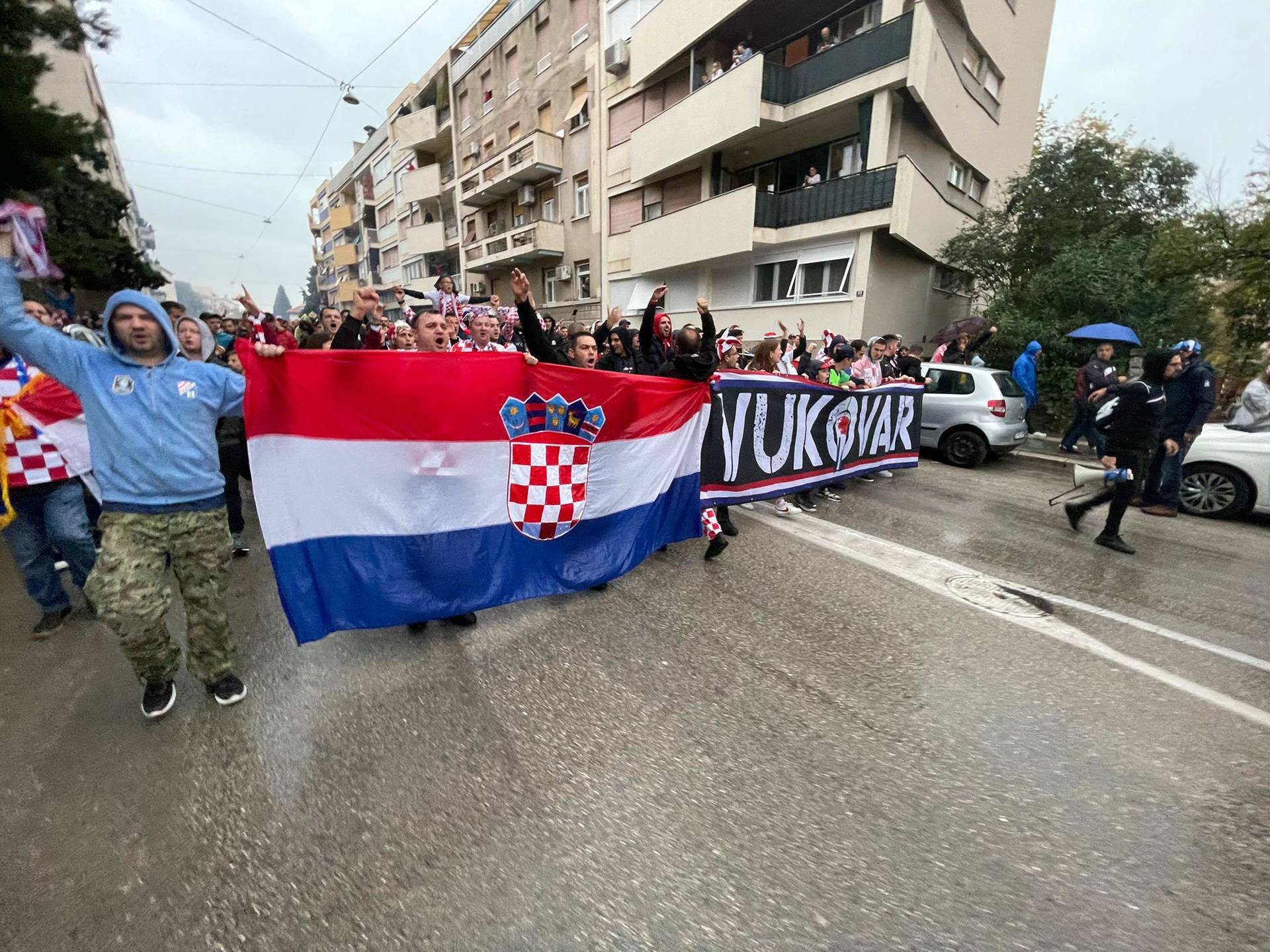 Kockasta ludnica zahvatila Split, korteo i ovacije Raketi i Miši...