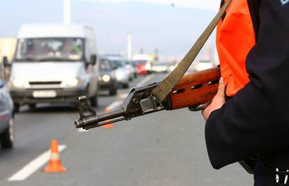 Bjegunac iz zatvora razbio dva policijska automobila  