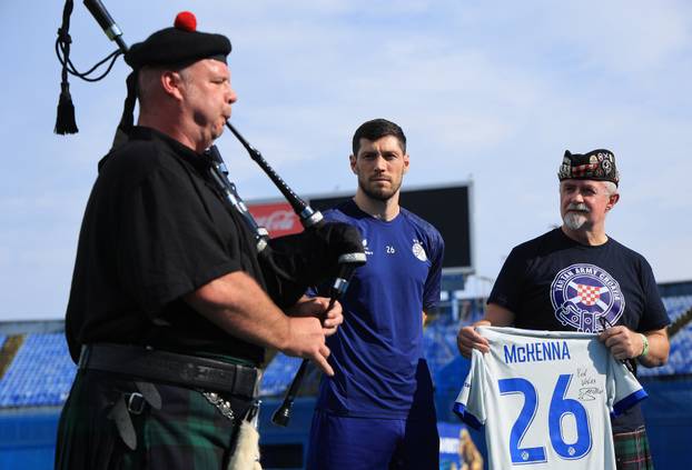 Zagreb: Udruga Tartan Army Croatia uručila je Scottu McKenni plaketu za doživotno članstvo u udruzi