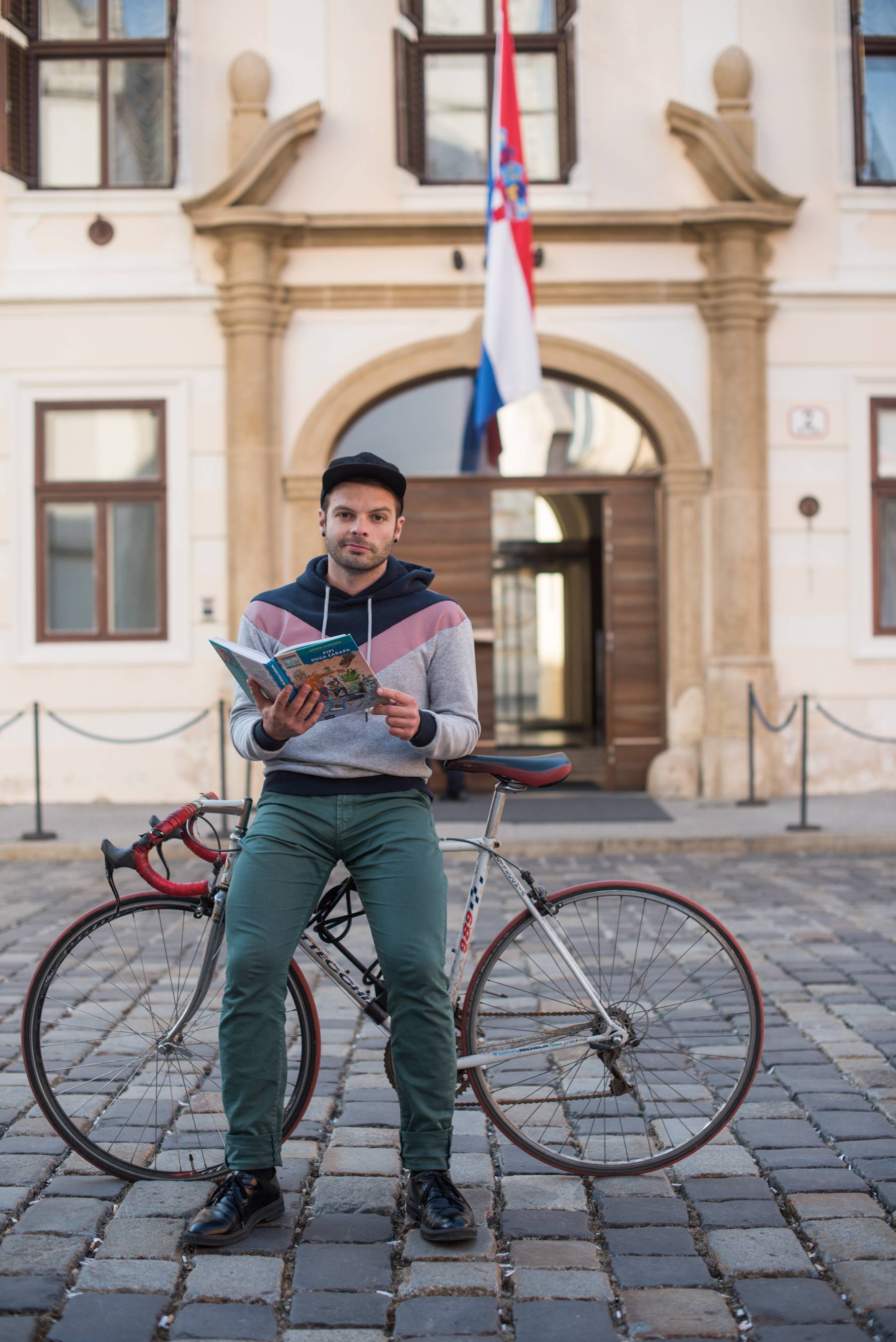 Svakog dana dolazi pred Vladu i čita knjige izbačene iz lektire